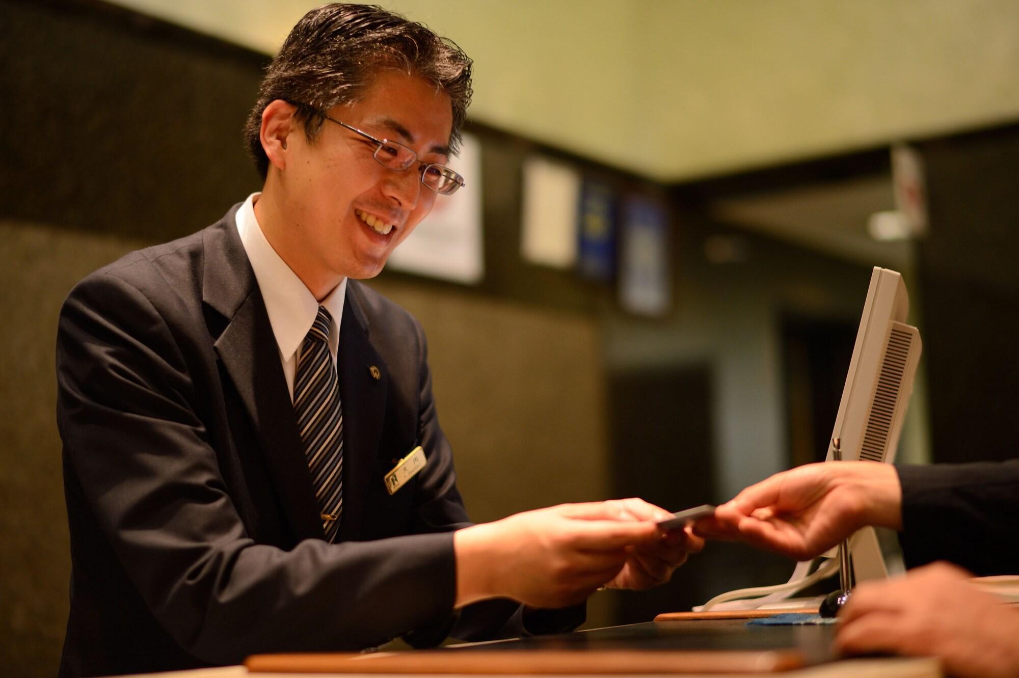 Royton Sapporo Hotel מראה חיצוני תמונה A hotel clerk at the front desk