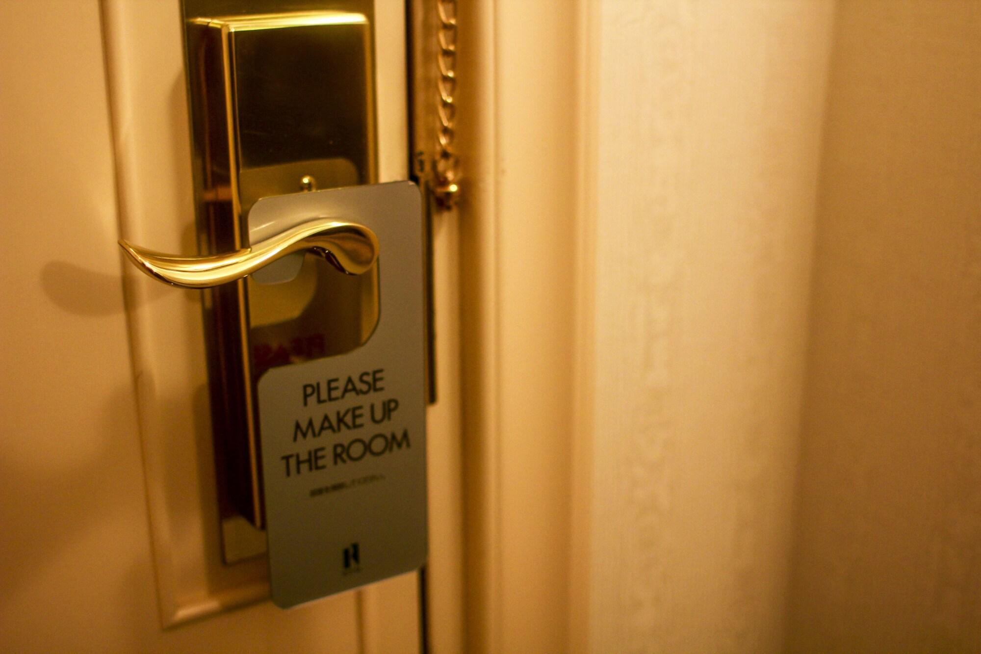 Royton Sapporo Hotel מראה חיצוני תמונה A door sign requesting a maid service