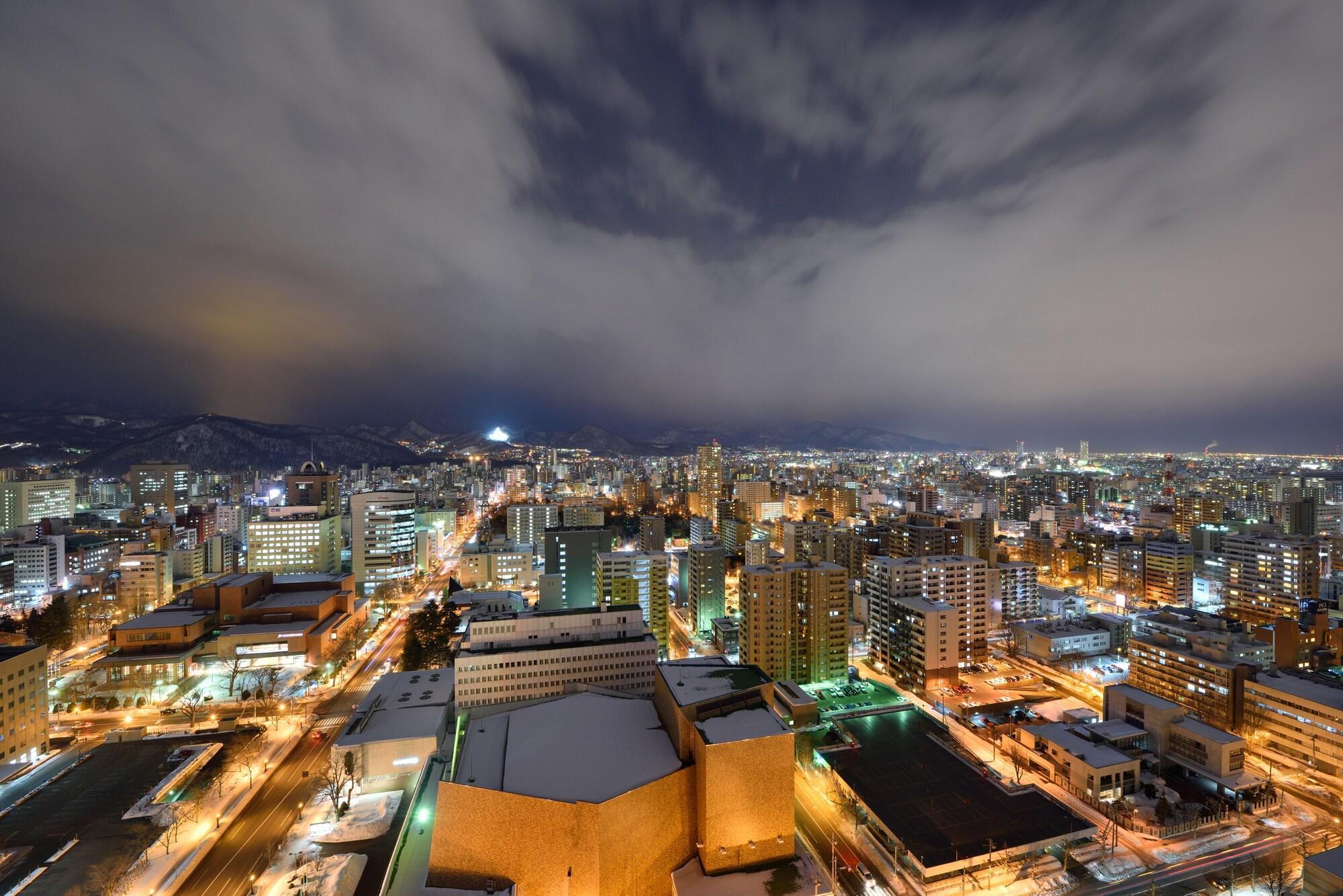 Royton Sapporo Hotel מראה חיצוני תמונה Santiago skyline at night